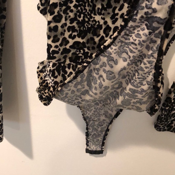 🖤BLACK AND WHITE LEOPARD PRINT BODYSUIT🖤 - Picture 5 of 6